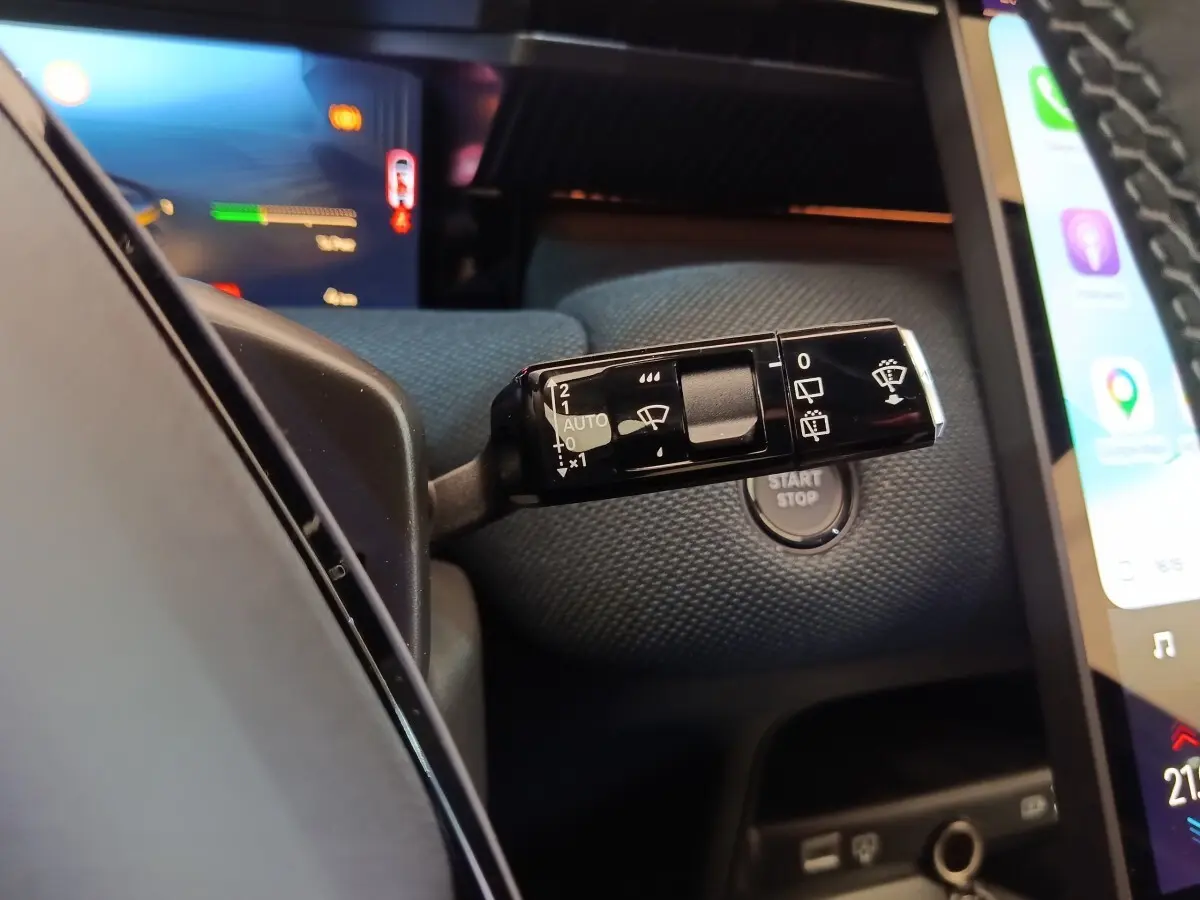 Gros plan sur la commande des essuie-glaces et bouton start/stop dans l’habitacle de la Citroën C5 Hybride 2026.