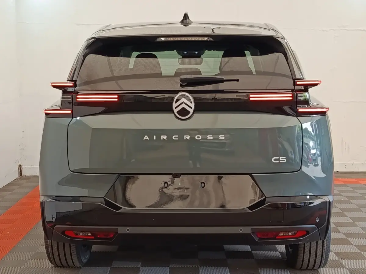 Vue arrière d'un Citroën C5 Aircross vert avec feux arrière LED horizontaux et logo centré noir brillant.