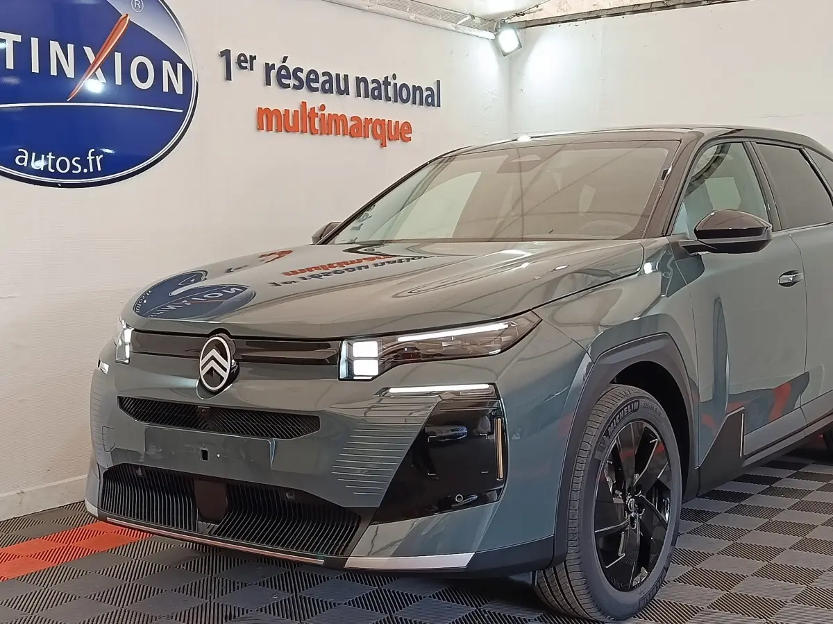 Vue 3/4 avant droite d'une Citroën C5 hybride 2026 vert avec phares LED et jantes noires brillantes.
