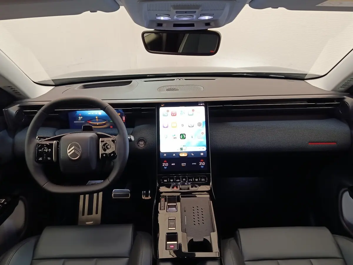 Vue intérieure avant du tableau de bord et volant noir du Citroën C5 Hybride 2026 avec écran tactile vertical central.