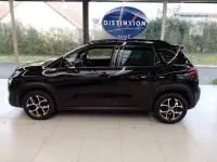 Profil droit d'un Citroën C3 Aircross 2022 noir perla nera, SUV compact avec jantes alliage et toit noir contrasté.