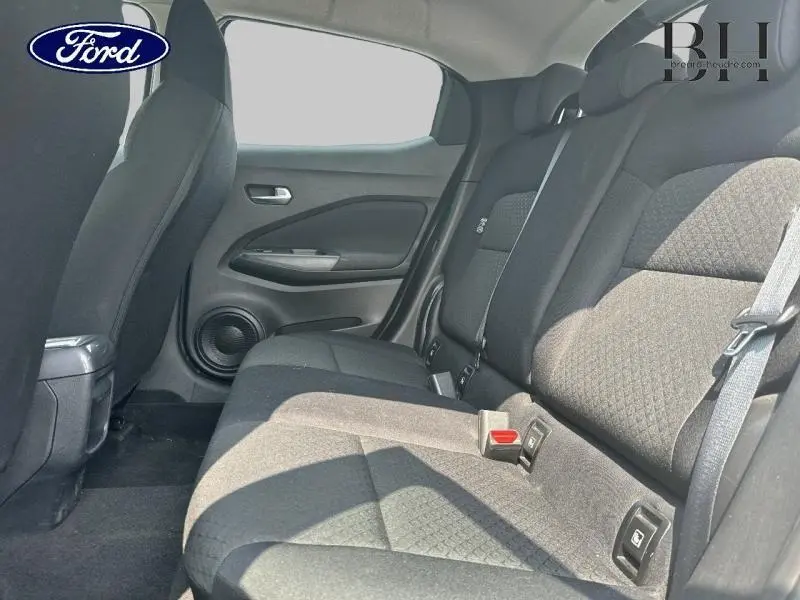 Vue intérieure sur la banquette arrière en tissu noir du Nissan Juke 2023, avec ceintures et fixations Isofix visibles.