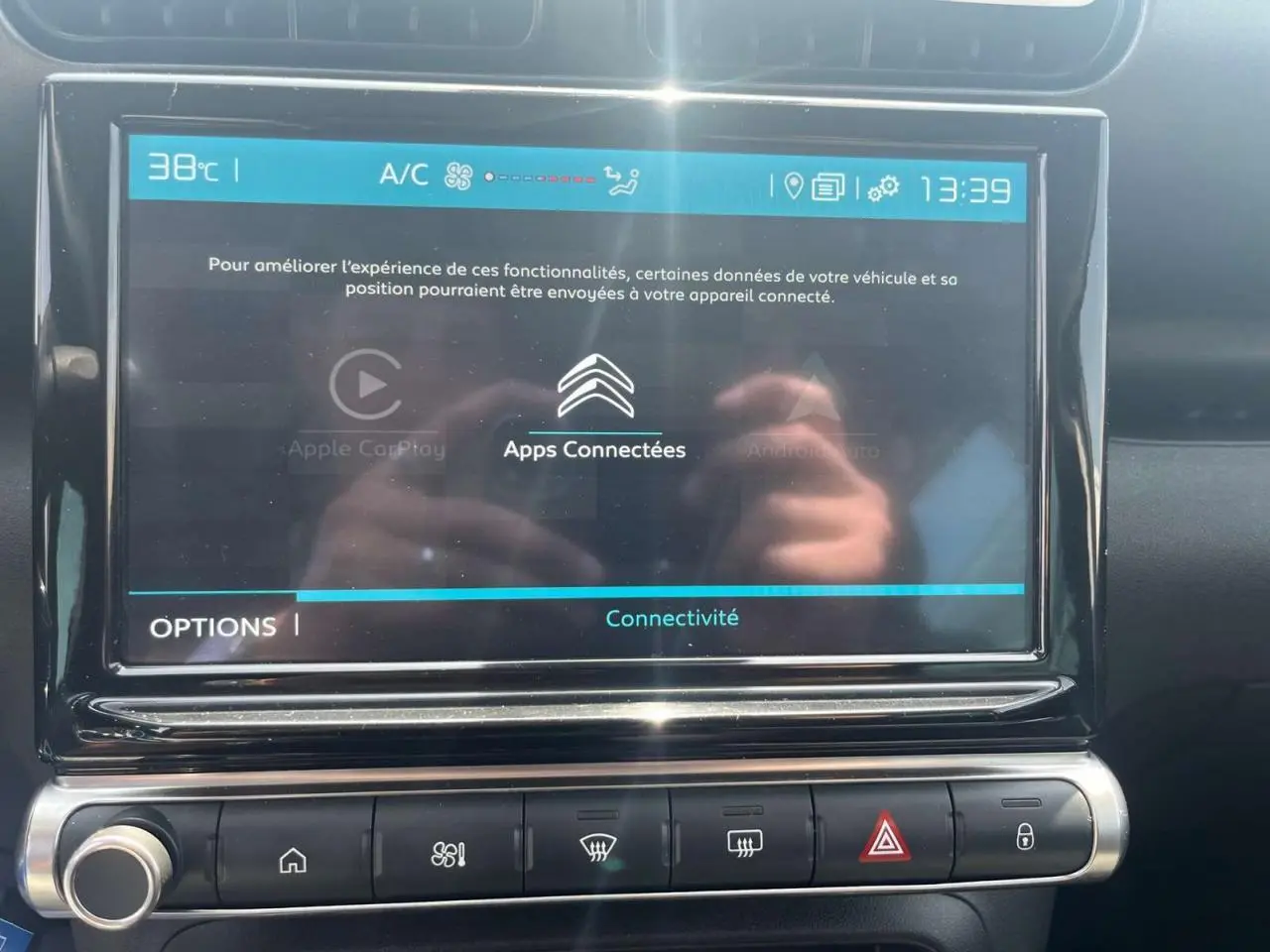 Écran tactile central du tableau de bord du Citroën C3 Aircross 2023 affichant les options de connectivité.