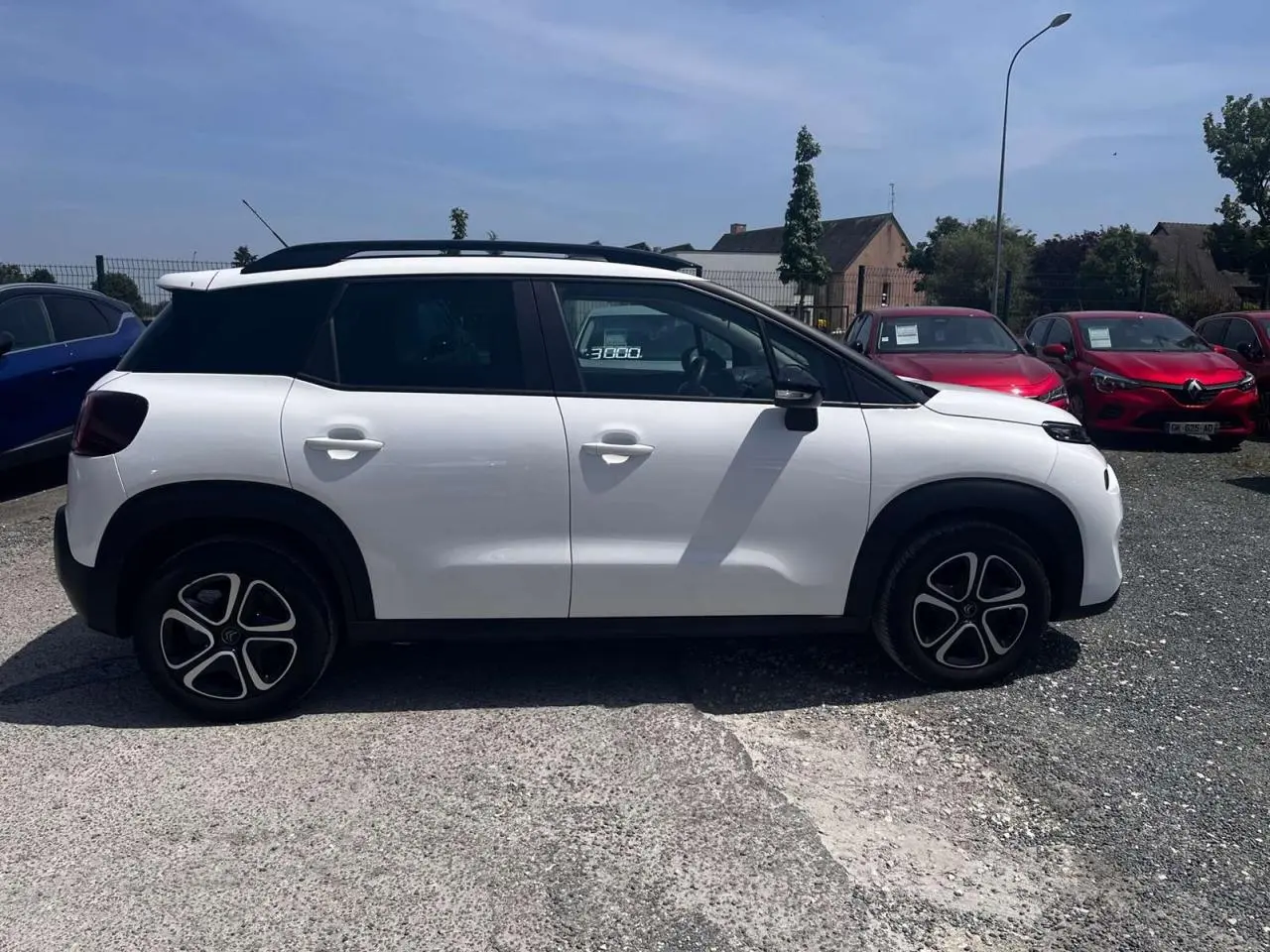 Profil droit d'un Citroën C3 Aircross blanc banquise avec toit noir et jantes 16'' en 3D Steel & Design.