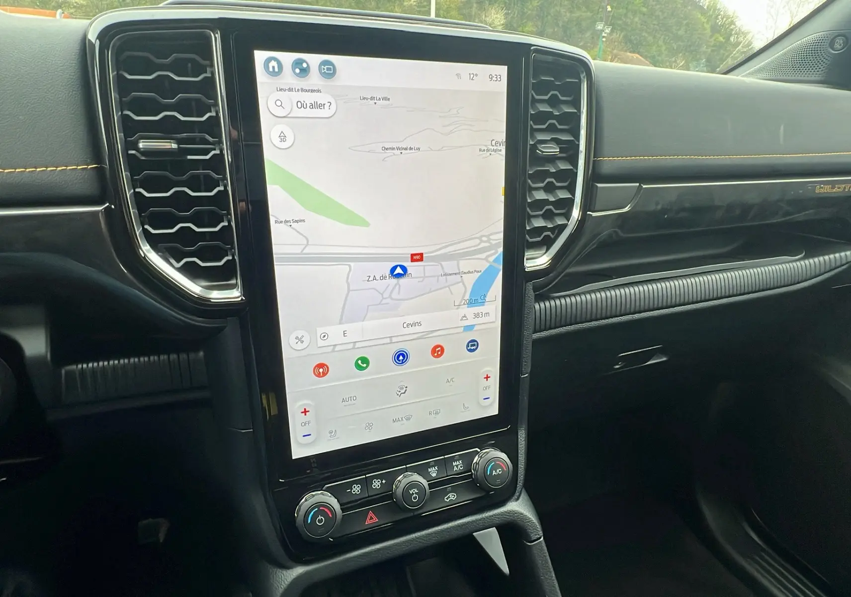 Intérieur du Ford Ranger Wildtrak Plus 2025 avec écran tactile vertical et détails noirs avec surpiqûres jaunes.