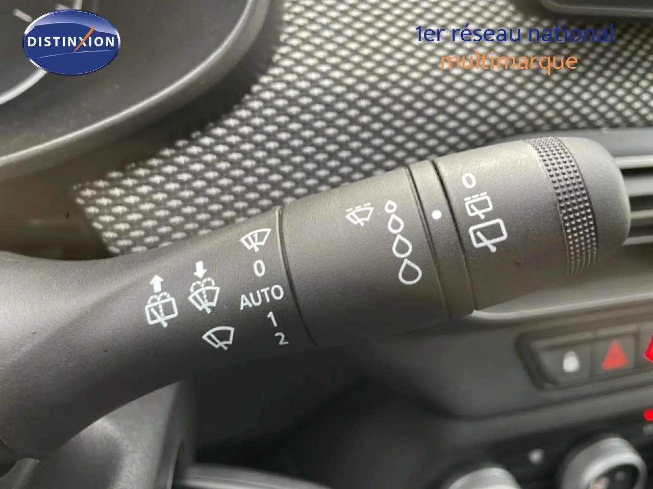 Gros plan sur la commande d’essuie-glace du tableau de bord d’une Dacia Jogger gris schiste métal, intérieur noir.