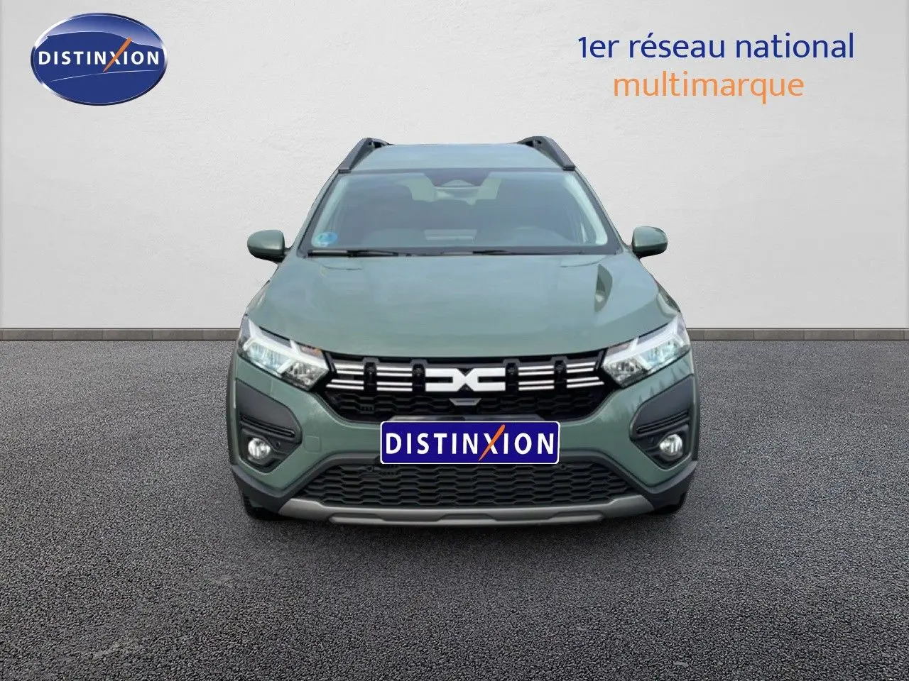 Vue avant d'un Dacia Jogger gris schiste métallisé avec calandre noire et logo central distinctif, sur fond neutre.