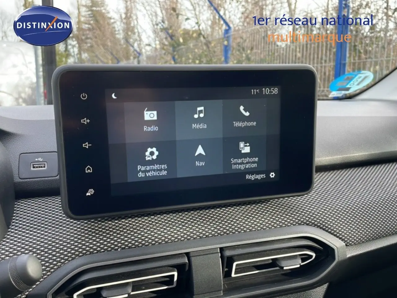 Vue intérieure du tableau de bord du Dacia Jogger 2025, écran tactile central avec interface multimédia active.