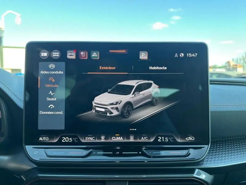 Affichage intérieur du tableau de bord montrant une CUPRA Formentor blanc Nevada métallisé en vue 3/4 avant droite.