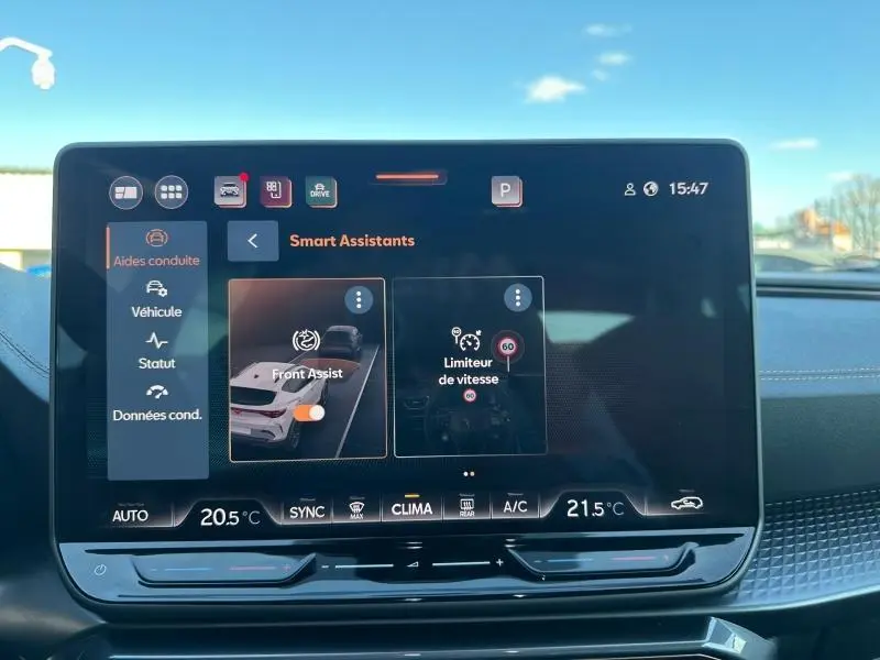 Écran tactile central du tableau de bord du CUPRA Formentor 2025 affichant les assistants de conduite, intérieur en lumière naturelle.