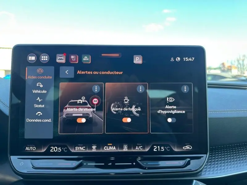 Écran tactile du système d’info-divertissement du CUPRA Formentor 2025, affichant les alertes au conducteur.