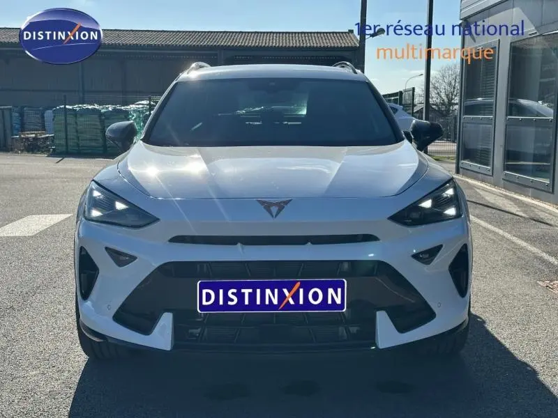 Vue frontale d'un CUPRA Formentor blanc Nevada métallisé 2025 avec calandre noire et logo distinctif au centre.