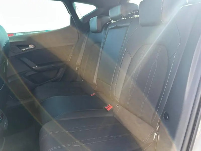 Vue intérieure arrière côté droit du CUPRA Formentor 2025, sièges en tissu noir avec surpiqûres contrastantes.