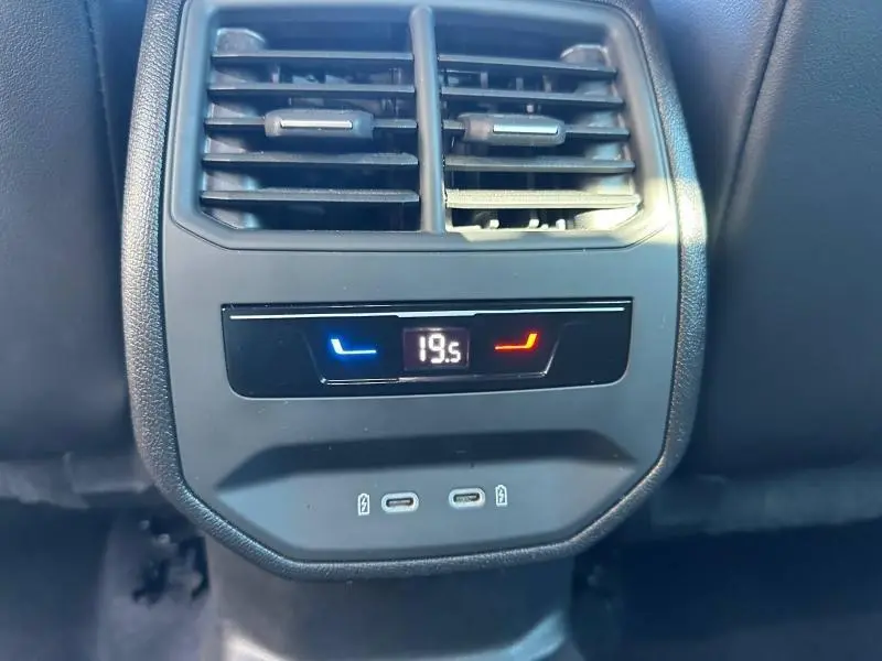 Détail de la console arrière du CUPRA Formentor blanc Nevada, avec réglage de climatisation à 19,5°C et ports USB-C.