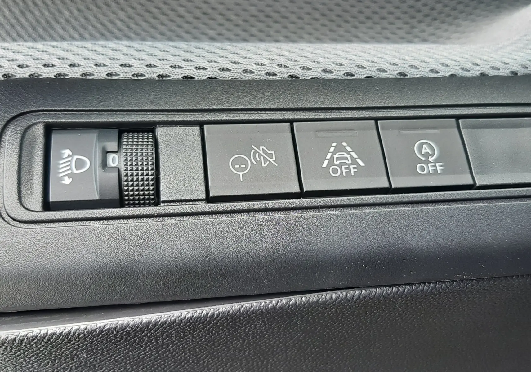 Gros plan sur les boutons de commande intérieurs noirs du tableau de bord de la Citroën C3 Turbo 100ch Plus, 2026.