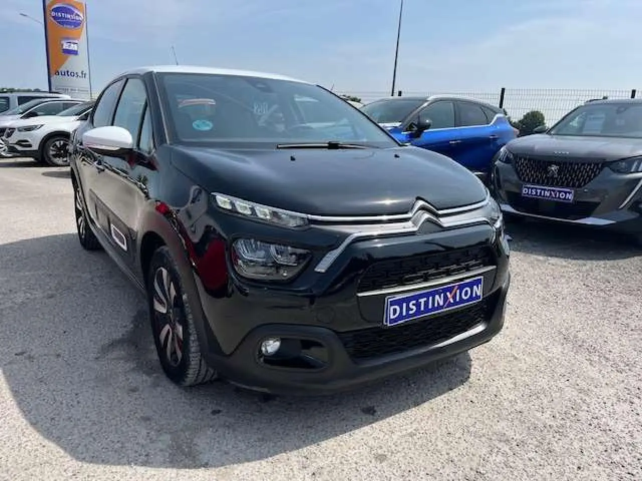 Citroën C3 noir métal vue 3/4 avant droit, avec jantes alliage diamantées et rétroviseurs blancs contrastants.