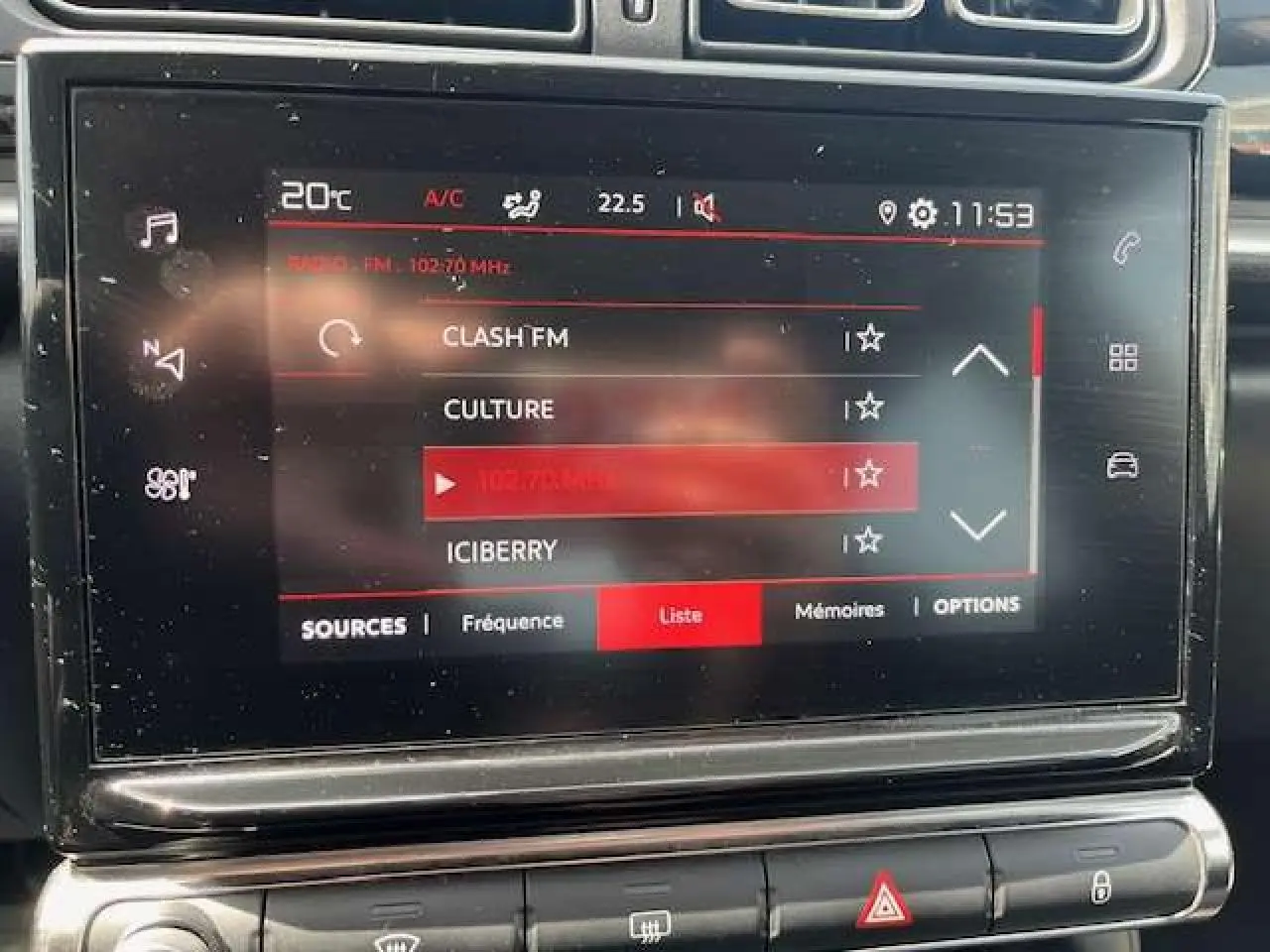 Écran tactile central de la Citroën C3 2023 affichant la radio FM avec interface rouge et noire.
