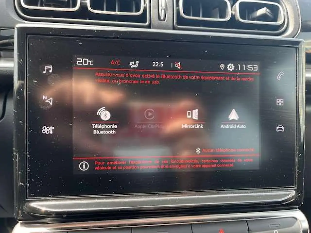 Écran tactile central de la Citroën C3 2023 noir métal affichant les options Bluetooth et MirrorLink