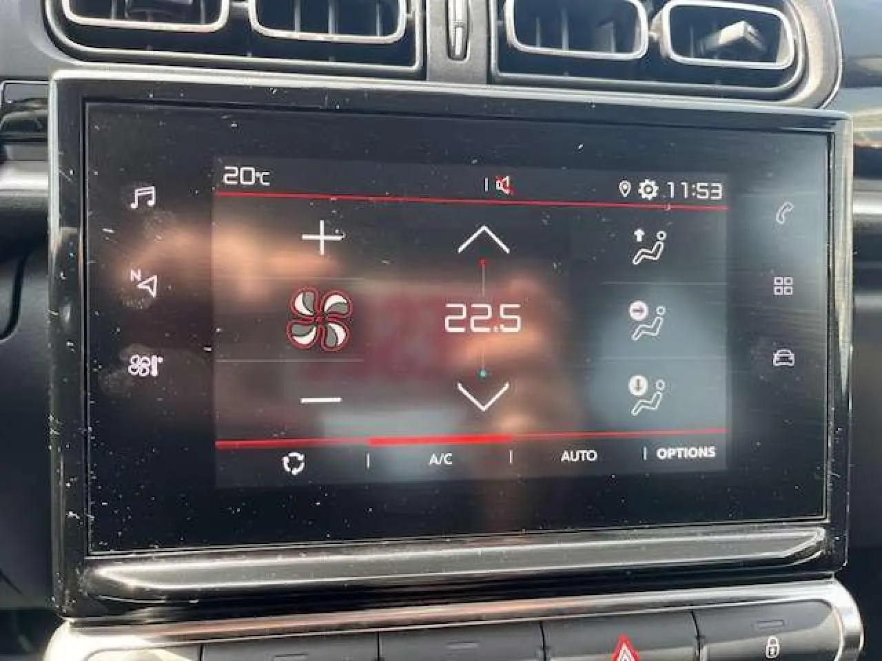 Écran tactile central affichant la climatisation à 22,5°C dans l'habitacle d'une Citroën C3 noire 2023.