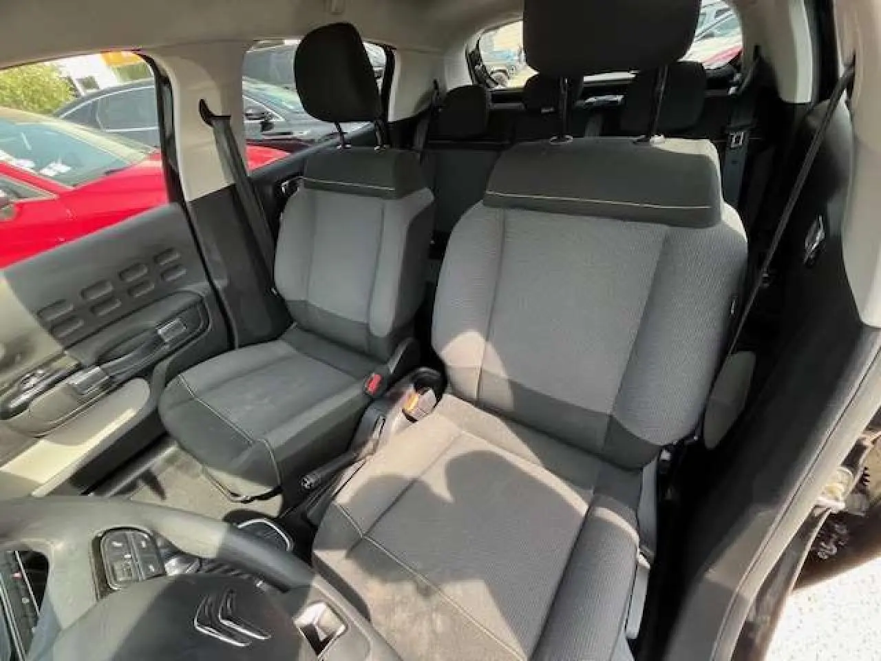 Vue intérieure côté droit montrant les sièges avant gris et noir d'une Citroën C3 2023 noir métal.
