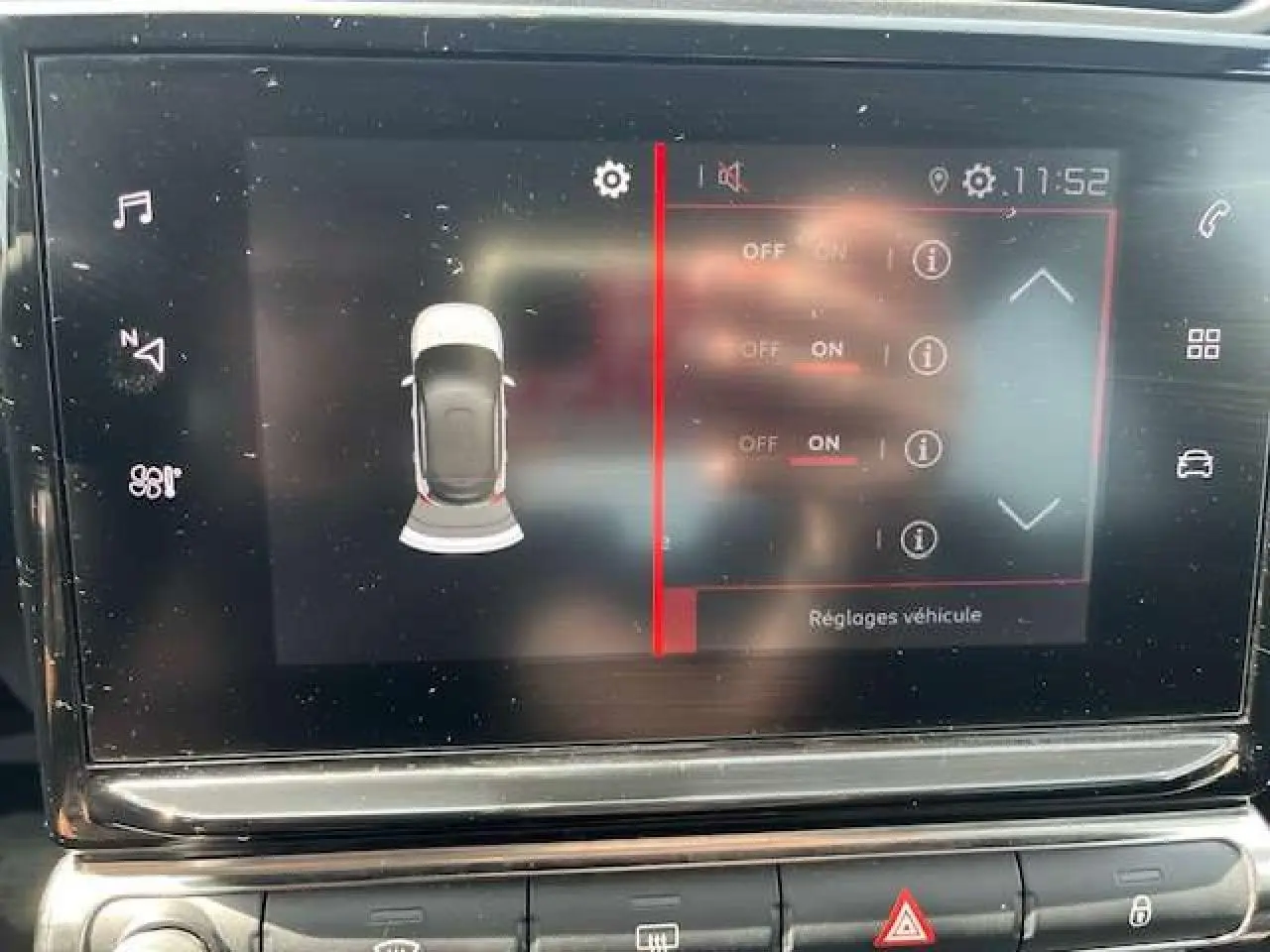 Écran tactile central de la Citroën C3 noire métal 2023 affichant les réglages véhicule en intérieur.