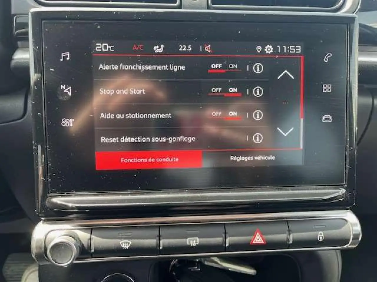 Écran tactile central de la Citroën C3 2023 affichant les réglages d’aide à la conduite et de stationnement.