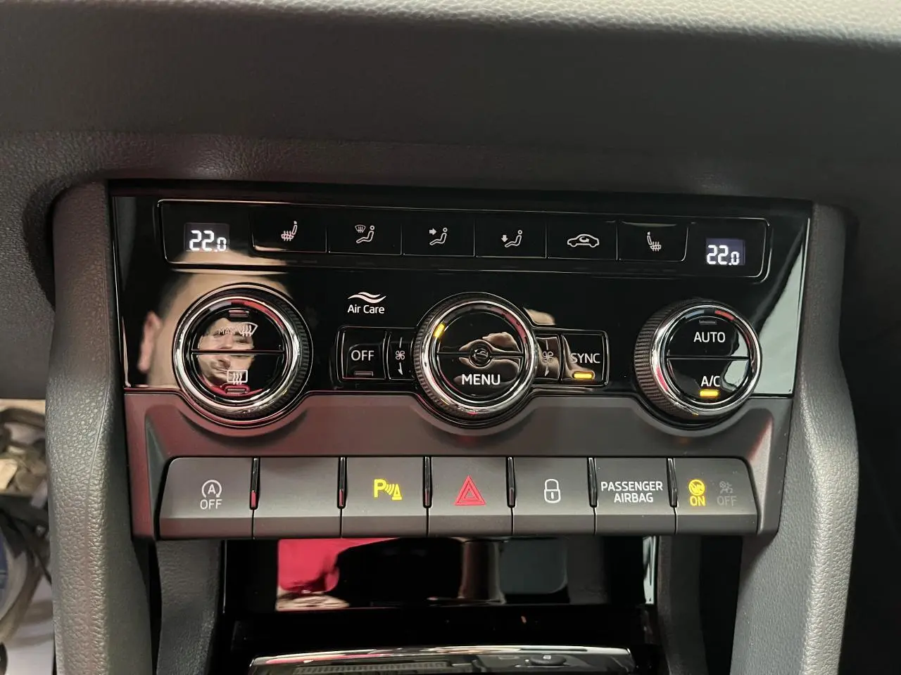 Panneau de commande de la climatisation automatique bi-zone du Skoda Karoq 2025 avec réglages digitaux et boutons noirs brillants.