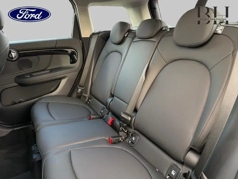 Banquette arrière en similicuir noir avec ceintures et fixations Isofix visibles dans une MINI Countryman 2023.