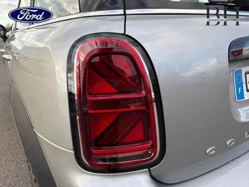 Gros plan sur le feu arrière gauche rouge du MINI COUNTRYMAN Melting Silver III 2023, soulignant la finition chromée.