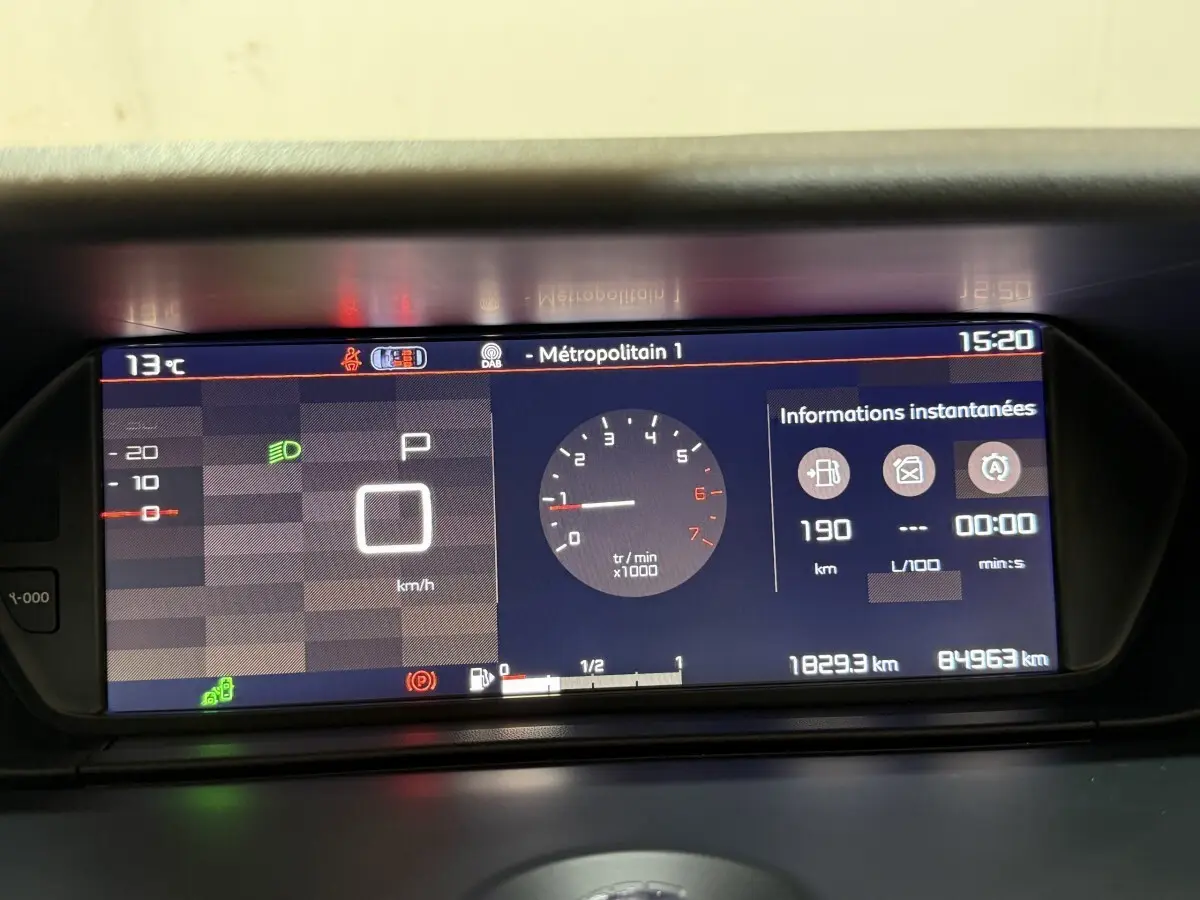 Affichage numérique du tableau de bord de la Citroën C4 Spacetourer noir, avec compte-tours et informations instantanées.