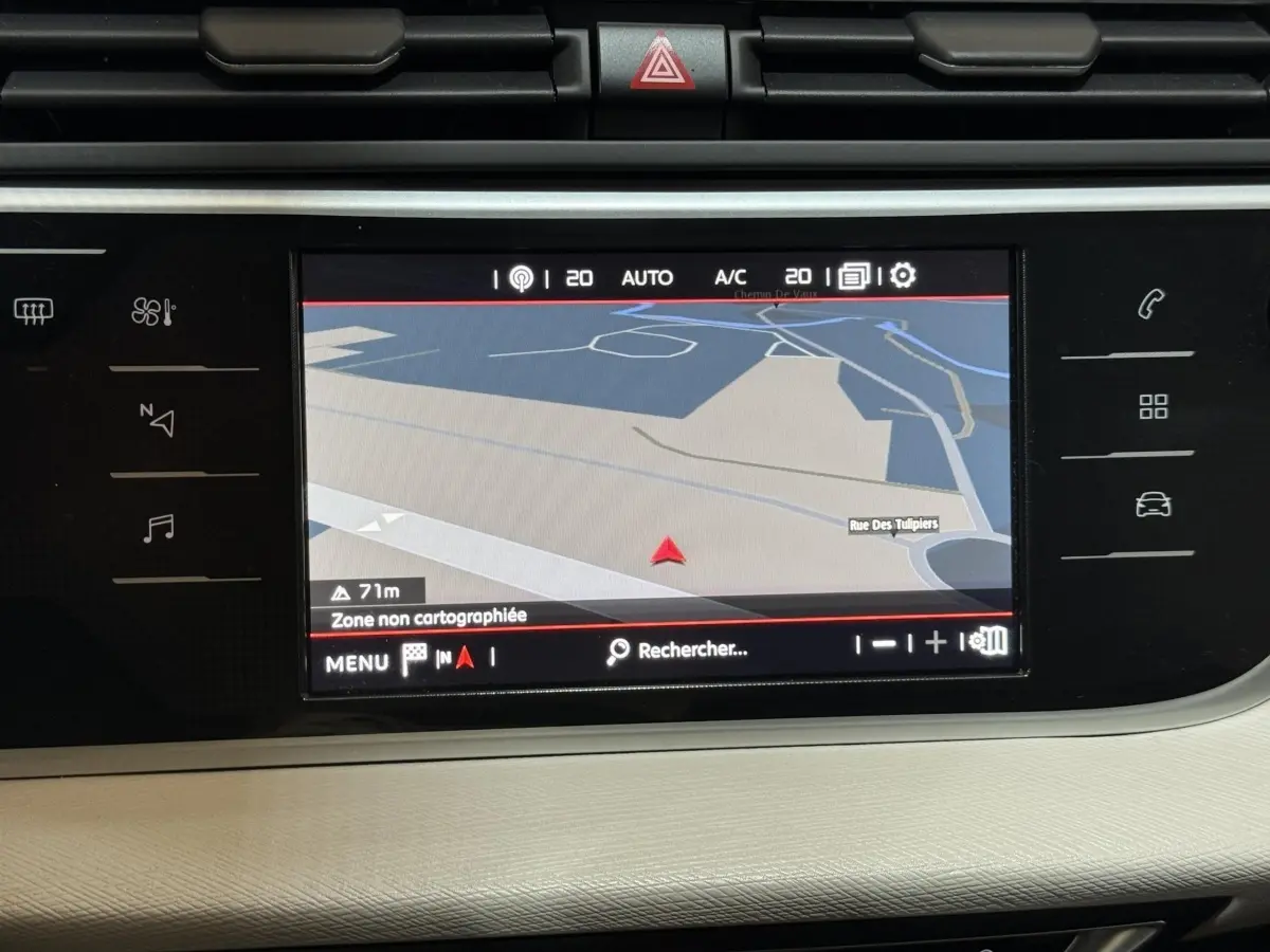 Écran tactile central du tableau de bord de la Citroën C4 Spacetourer 2020 affichant la navigation GPS.