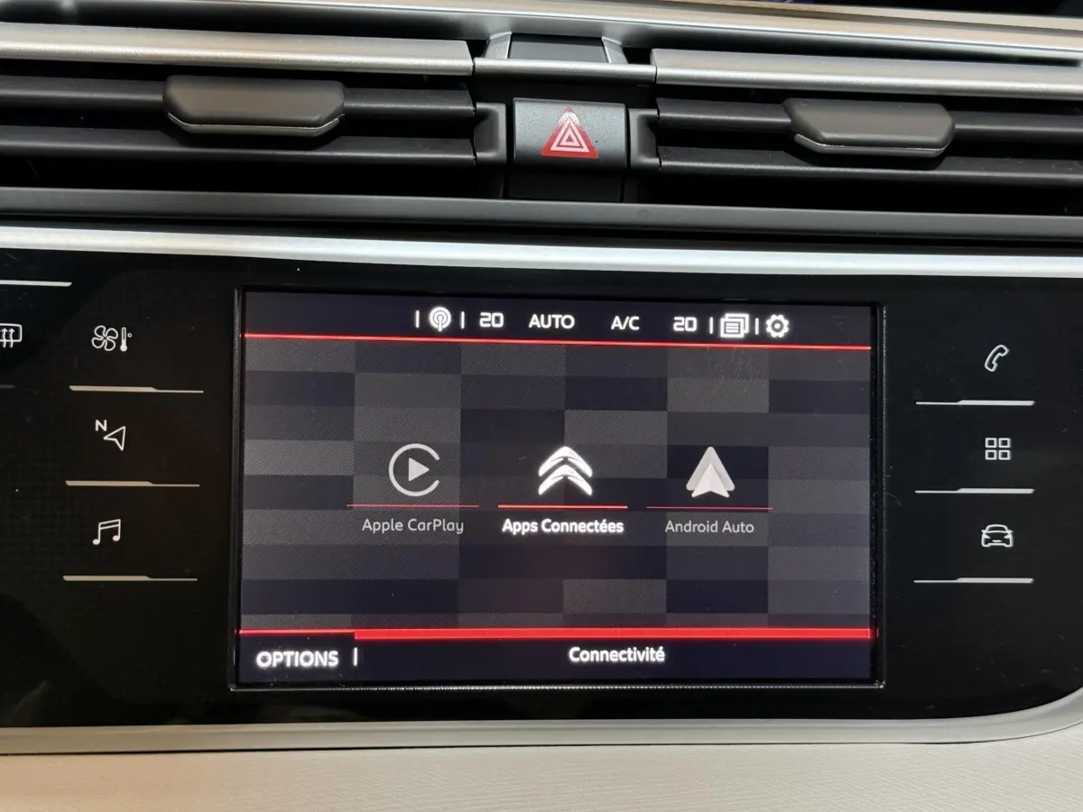 Écran tactile central du tableau de bord du Citroën C4 Spacetourer noir, affichant les options Apple CarPlay et Android Auto.