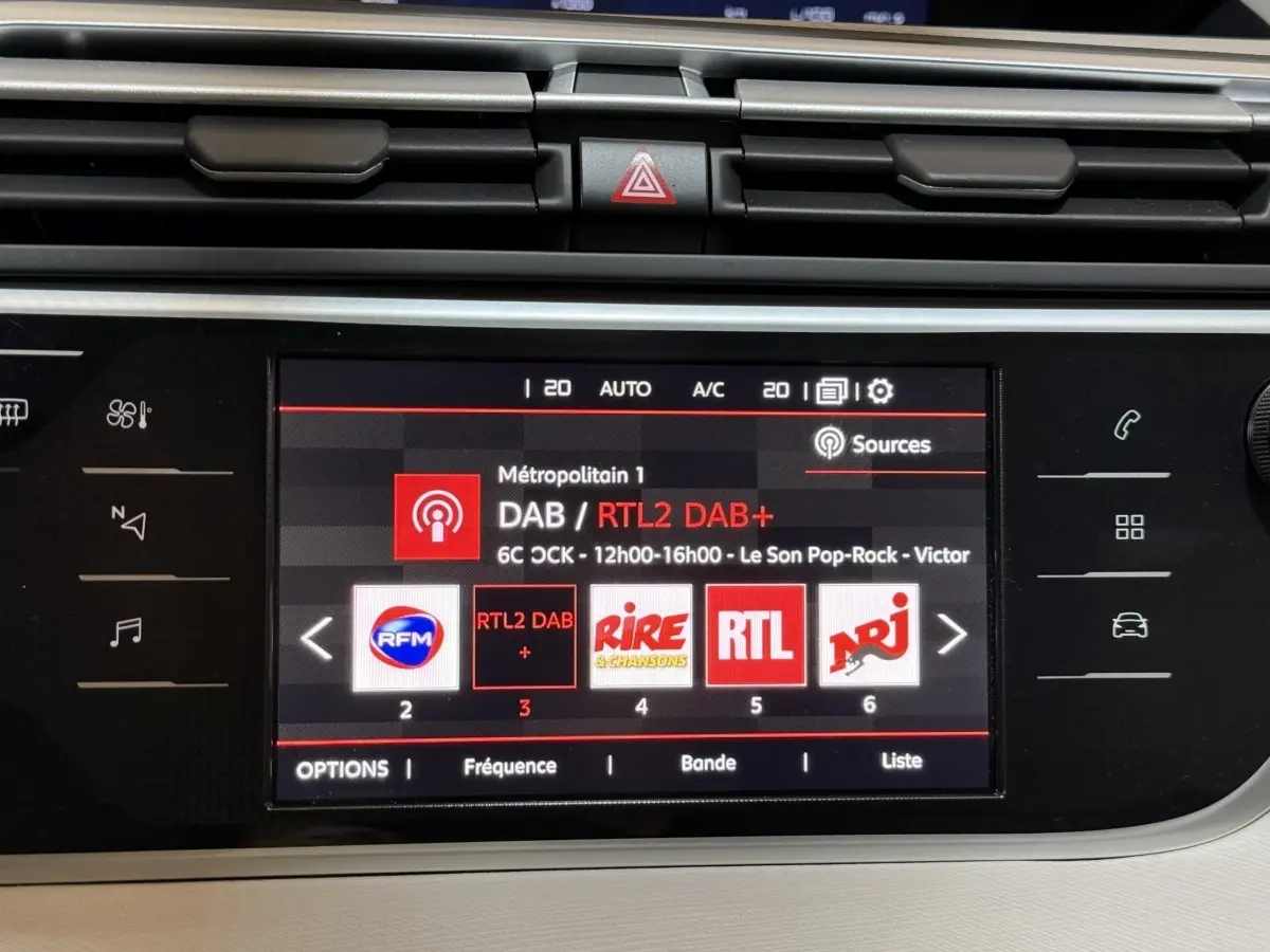 Écran tactile central du tableau de bord de la Citroën C4 Spacetourer 2020, affichant les stations radio numériques.