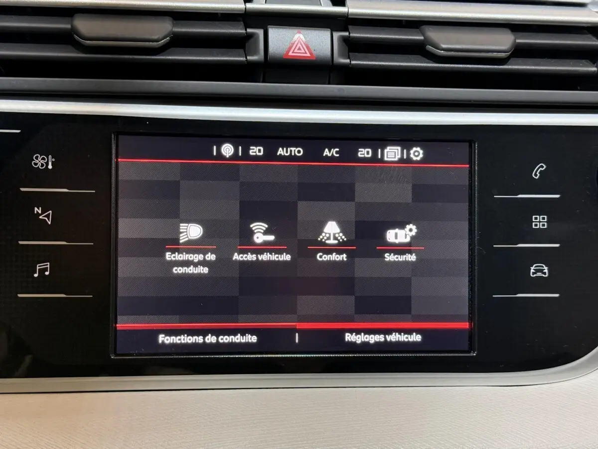 Écran tactile central du tableau de bord de la Citroën C4 Spacetourer 2020 noir, affichant les réglages de conduite et sécurité.
