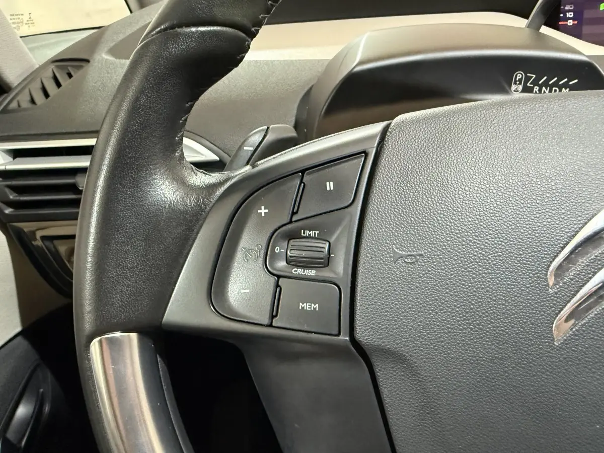 Gros plan sur le volant cuir noir du Citroën C4 Spacetourer 2020 avec commandes de régulateur de vitesse.