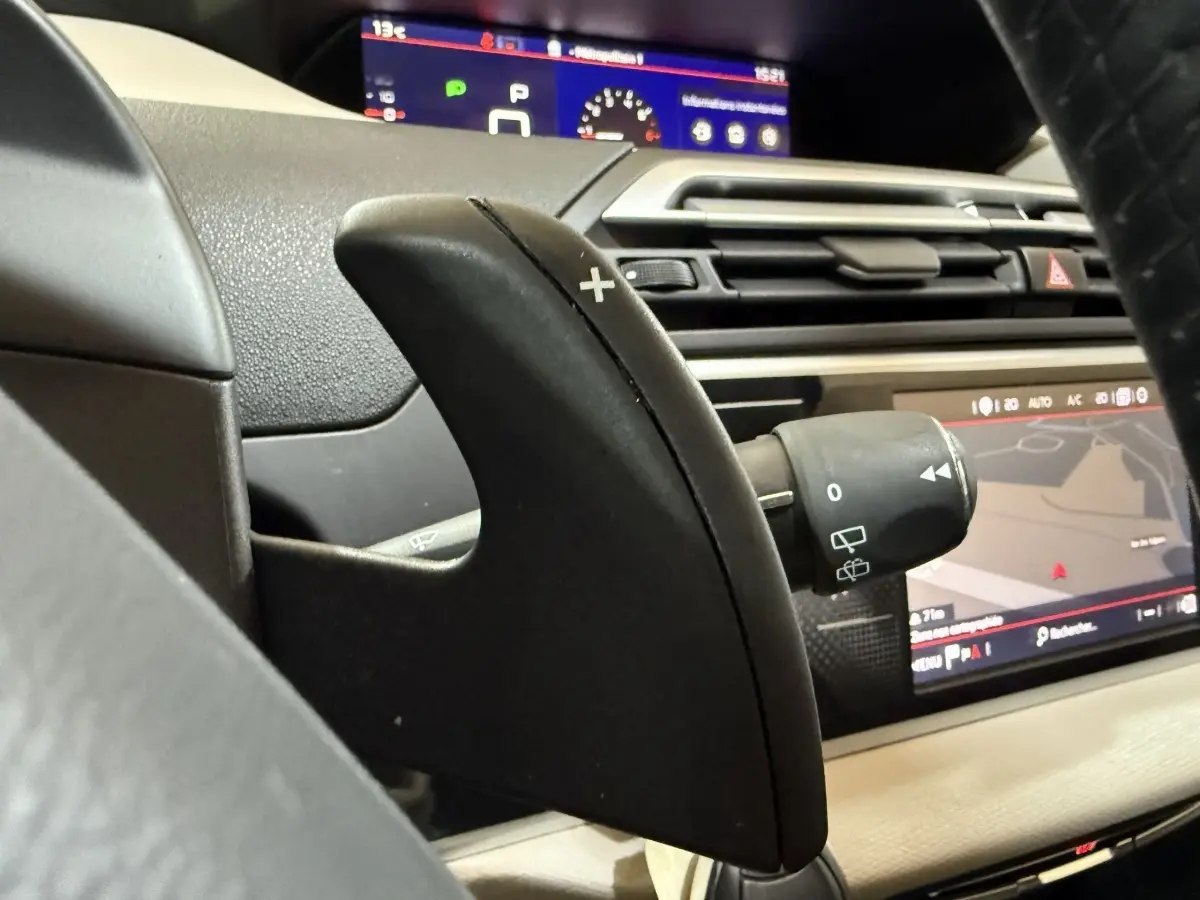 Gros plan sur la palette de changement de vitesse droite du tableau de bord noir du Citroën C4 Spacetourer avec écran tactile et affichage numérique.