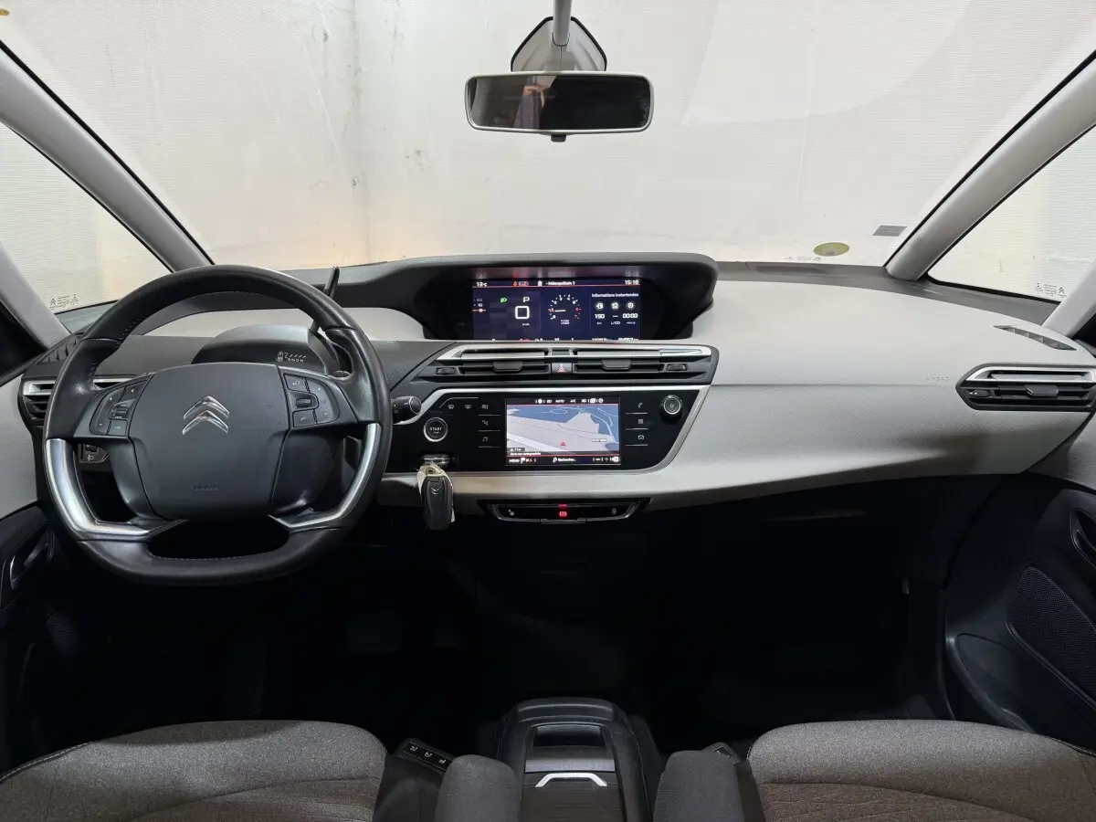 Vue intérieure avant du tableau de bord et volant noir du Citroën C4 Spacetourer avec écran tactile et affichage numérique.