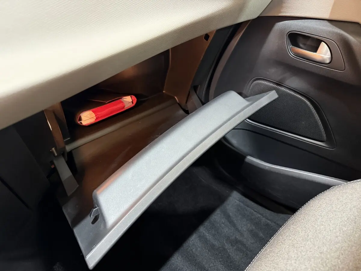 Gant de boîte à gants ouvert côté passager, intérieur noir et beige du Citroën C4 Spacetourer 2020.