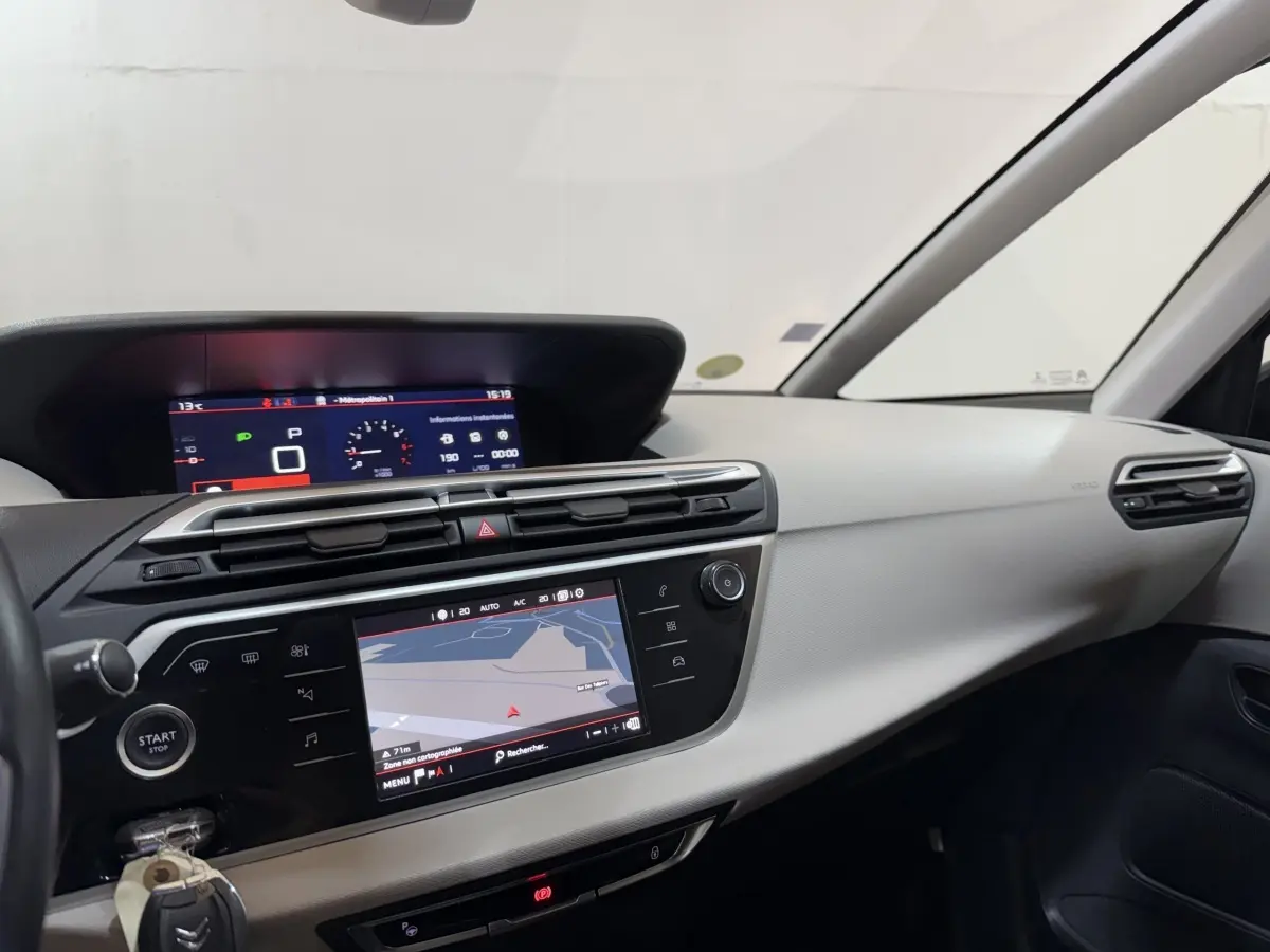 Vue intérieure du tableau de bord de la Citroën C4 Spacetourer noir, avec écran tactile central et affichage numérique.