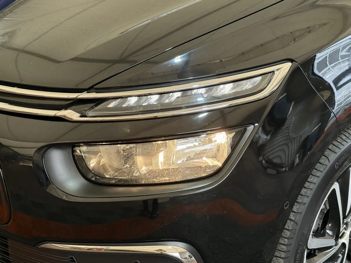 Gros plan sur le phare avant droit noir brillant du Citroën C4 Spacetourer 2020 avec feux LED et jante alliage visible.