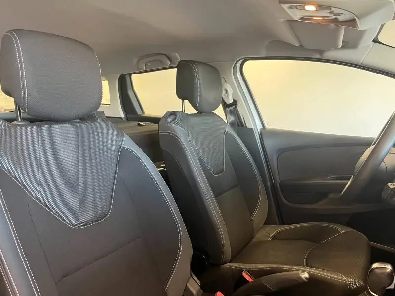 Intérieur de la Renault Clio Estate 2019, vue côté droit sur les sièges tissu noir/gris et volant cuir.