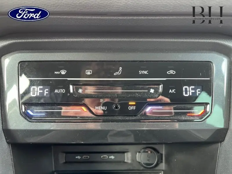 Panneau de commande de climatisation digital du Volkswagen Tiguan 1.4 eHybrid noir, affichant les réglages éteints.