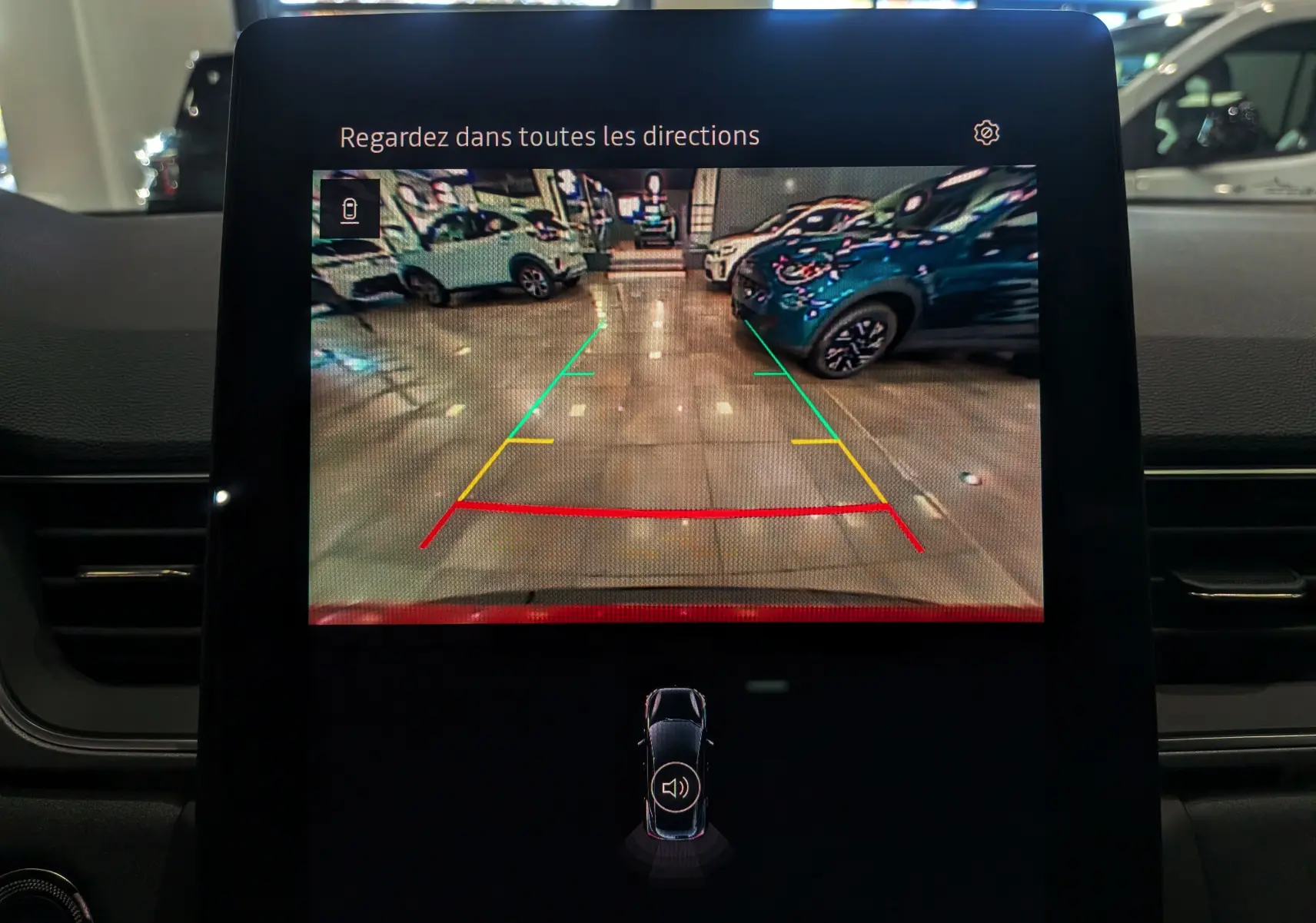 Vue intérieure du système de caméra de recul du Renault Captur E-TECH, affichant l'environnement derrière le véhicule en showroom.