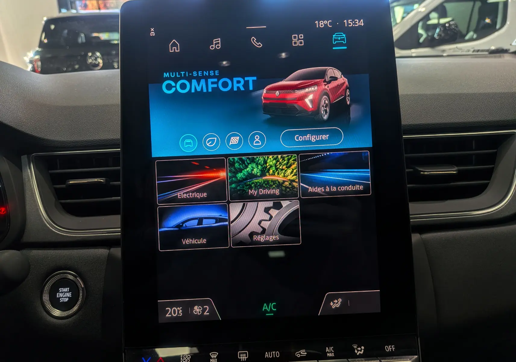 Écran tactile central affichant le mode Confort avec image d'un Renault Captur rouge flamme toit noir en vue 3/4 avant