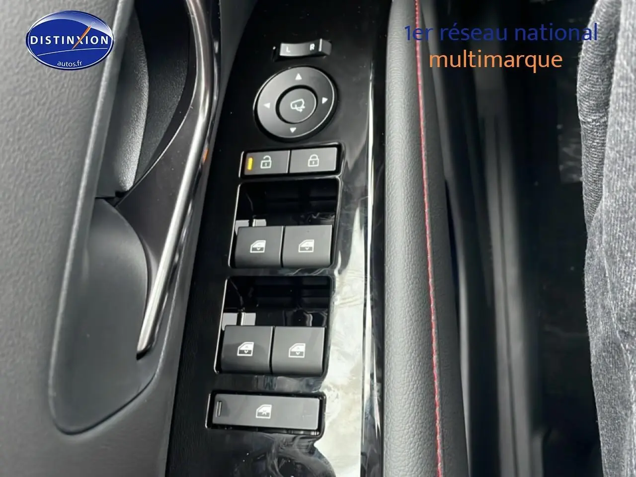 Gros plan sur les commandes des vitres et rétroviseurs côté conducteur du Hyundai Tucson gris ecotronique 2025 finition N Line.