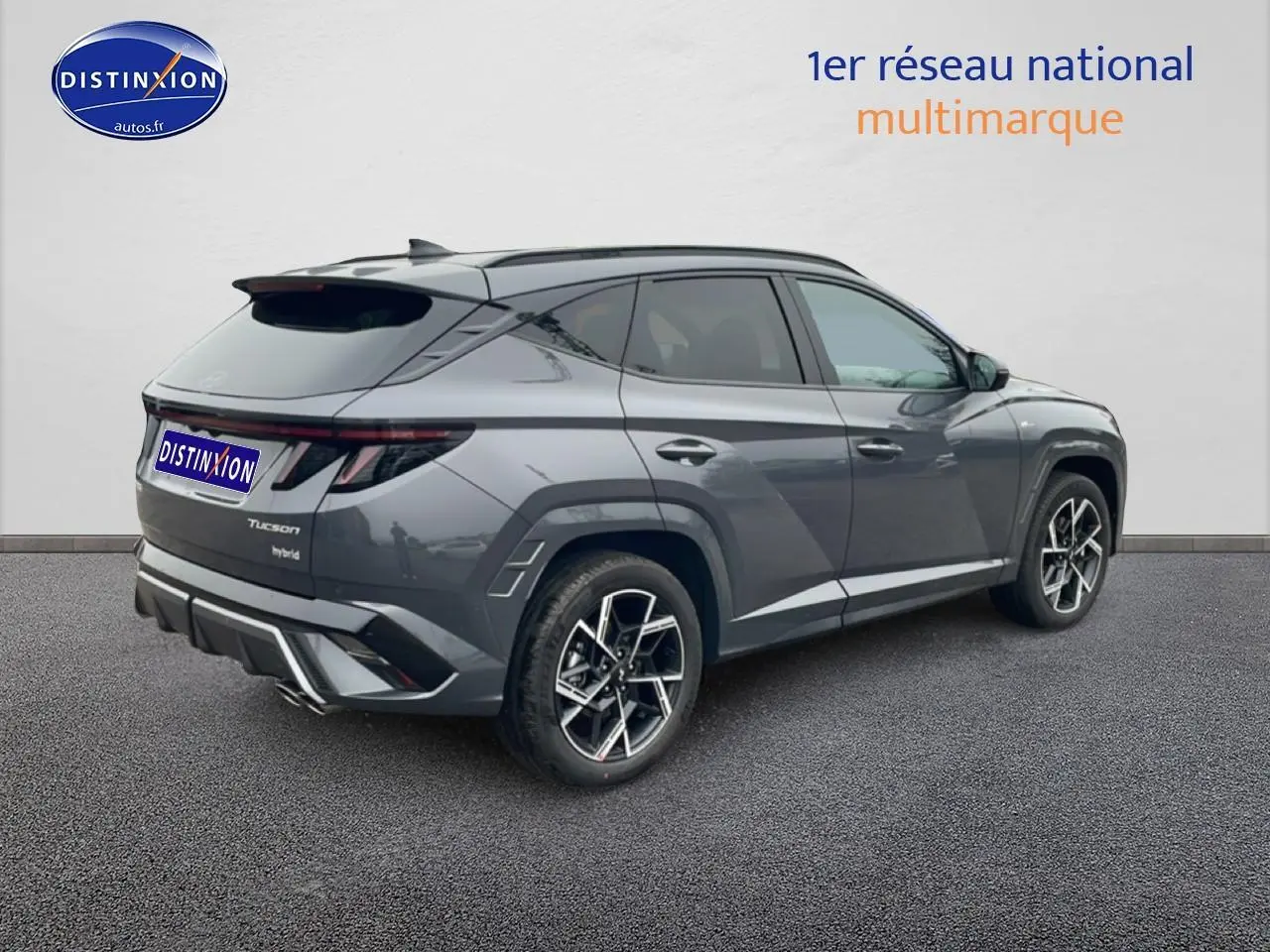 Vue 3/4 arrière droite du Hyundai Tucson gris écotronique avec jantes alliage 19 pouces et feux arrière LED distinctifs.