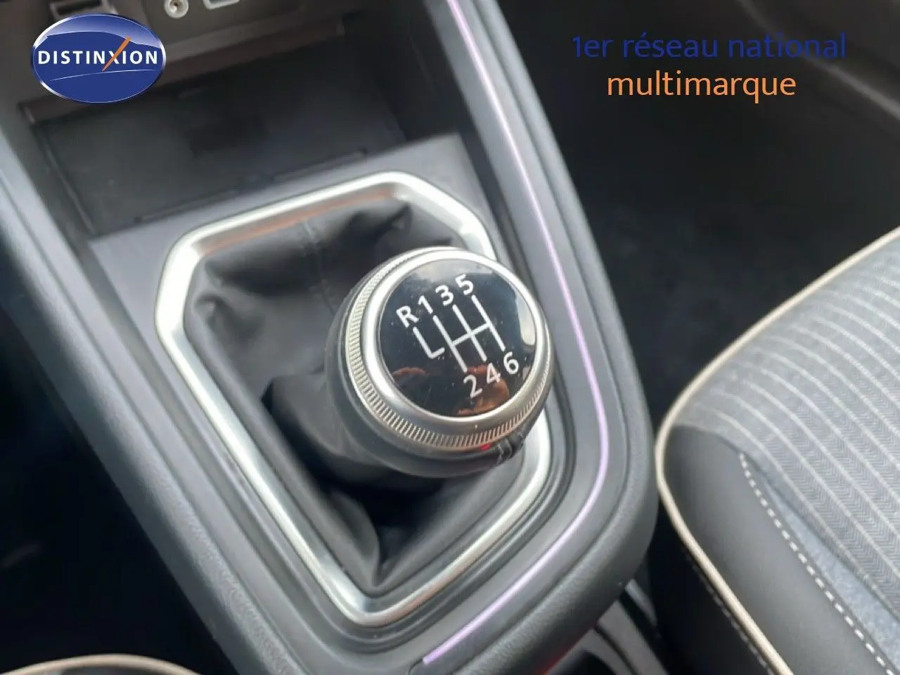 Le levier de vitesses manuel de la Renault Clio 2025, vue rapprochée de la console centrale intérieure.