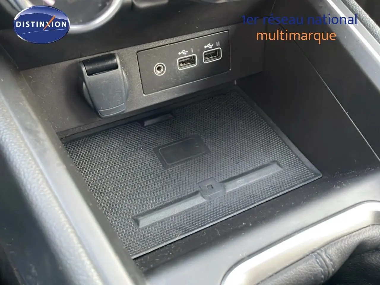 Gros plan sur la console centrale noire avec ports USB et prise jack du Renault Clio 2025, version ECO-G 100CH TECHNO.