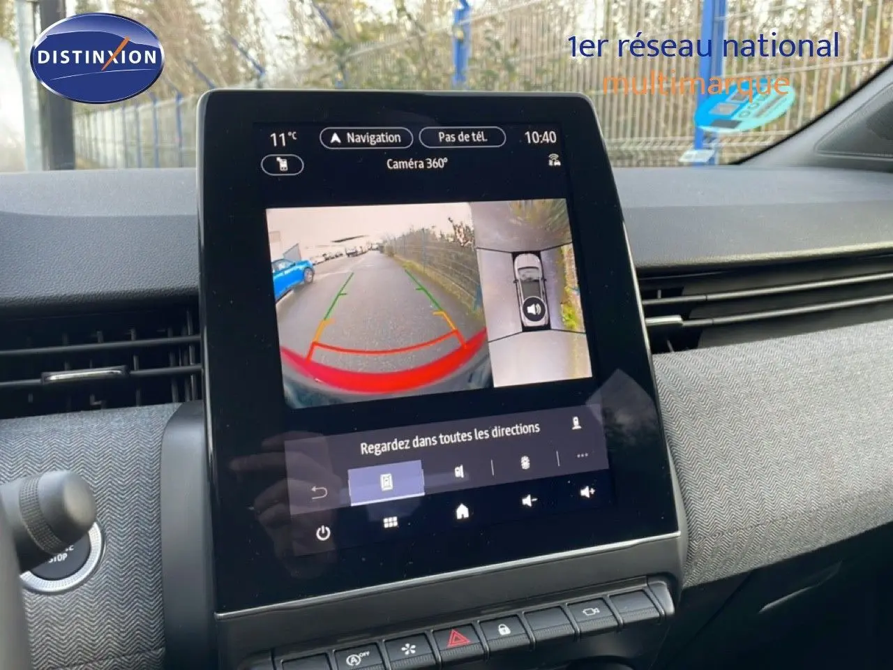 Vue intérieure centrée sur l’écran tactile affichant la caméra 360° dans une Renault Clio rouge Désir Métal 2025.