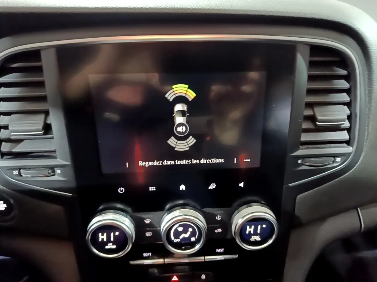 Vue rapprochée du tableau de bord et écran tactile central de la Renault Mégane Business Blue dCi 115 gris clair.